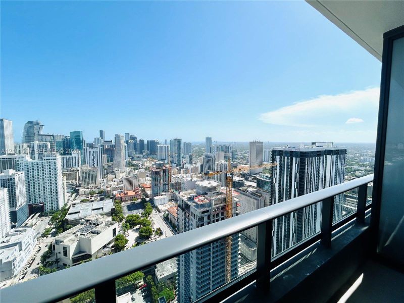 Condo located in Miami, FL showcasing its design and architecture (Image 14).