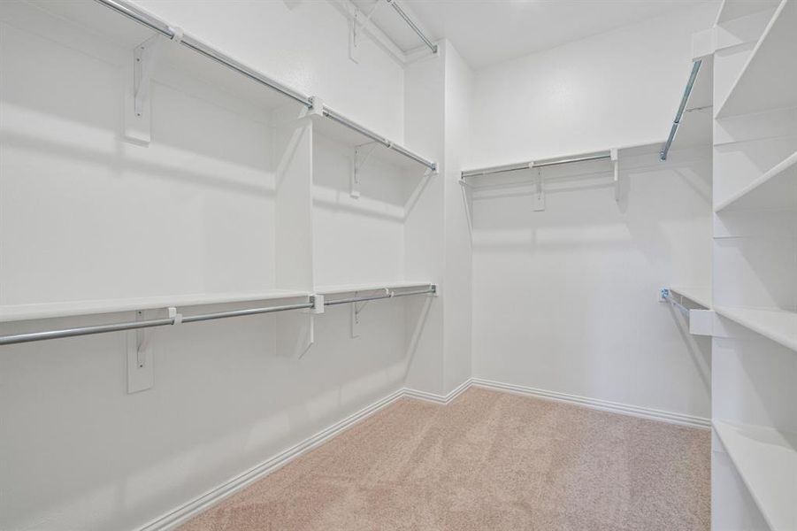 With plenty of space and seasonal hanging racks, your dream closet awaits! With plenty of space and seasonal hanging racks, your dream closet awaits!