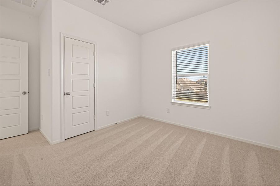 Spacious, unfurnished interior of a new home in Lago Mar, Texas City (Image 32).