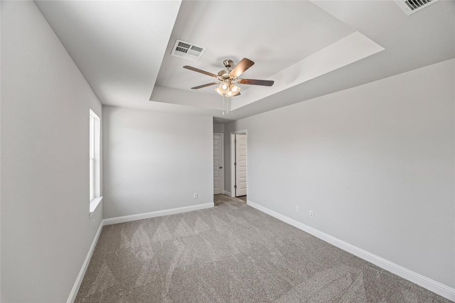Spacious, unfurnished interior of a new home in Grand Oaks Reserve, Cleveland (Image 9).