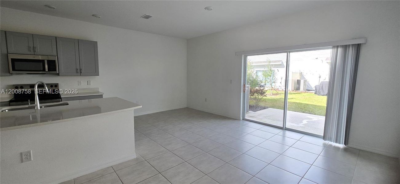 Spacious, unfurnished interior of a new home in , Davenport (Image 18).