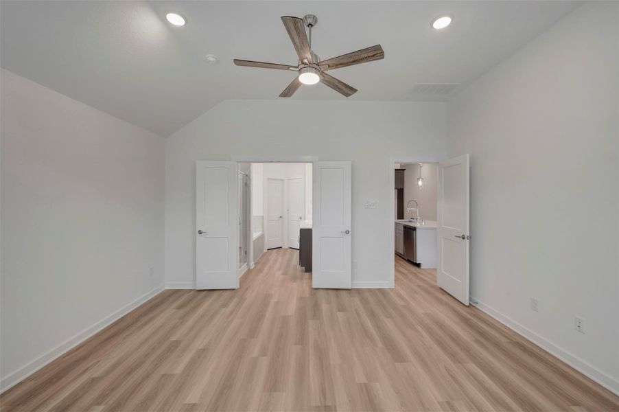 Spacious, unfurnished interior of a new home in Miller's Pond, Rosenberg (Image 31).