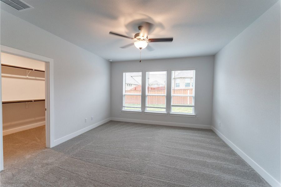 Spacious, unfurnished interior of a new home in Sunfield, Buda (Image 18).