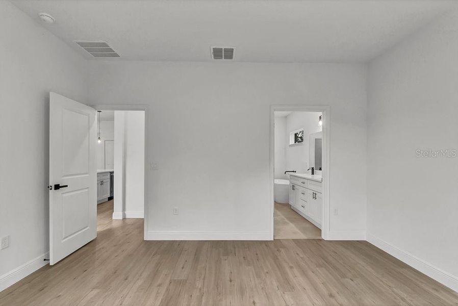 Spacious, unfurnished interior of a new home in , Ocala (Image 18).