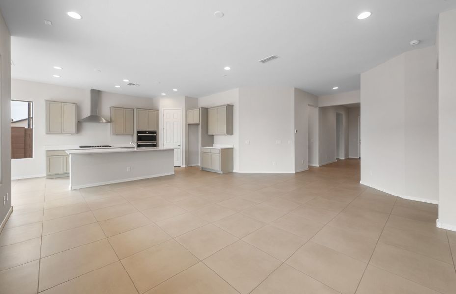 Spacious, unfurnished interior of a new home in Artisan at Asante, Surprise (Image 27).