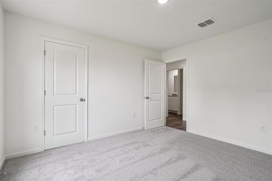 Spacious, unfurnished interior of a new home in Sable Run, Ocala (Image 12).