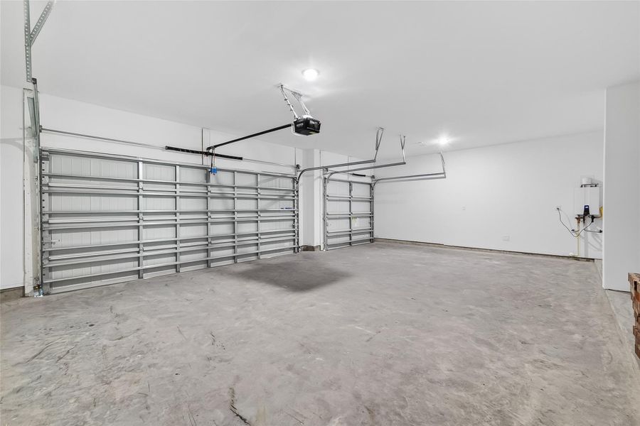 Spacious, unfurnished interior of a new home in Rollingbrook Estates, Baytown (Image 12).