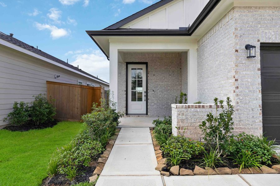 Exterior details and patio area of a home in La Segarra 40', Brookshire (Image 3).