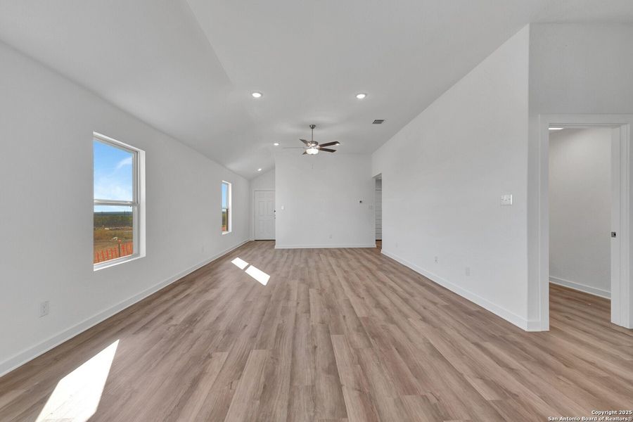 Spacious, unfurnished interior of a new home in Mesquite Ridge, San Antonio (Image 19).