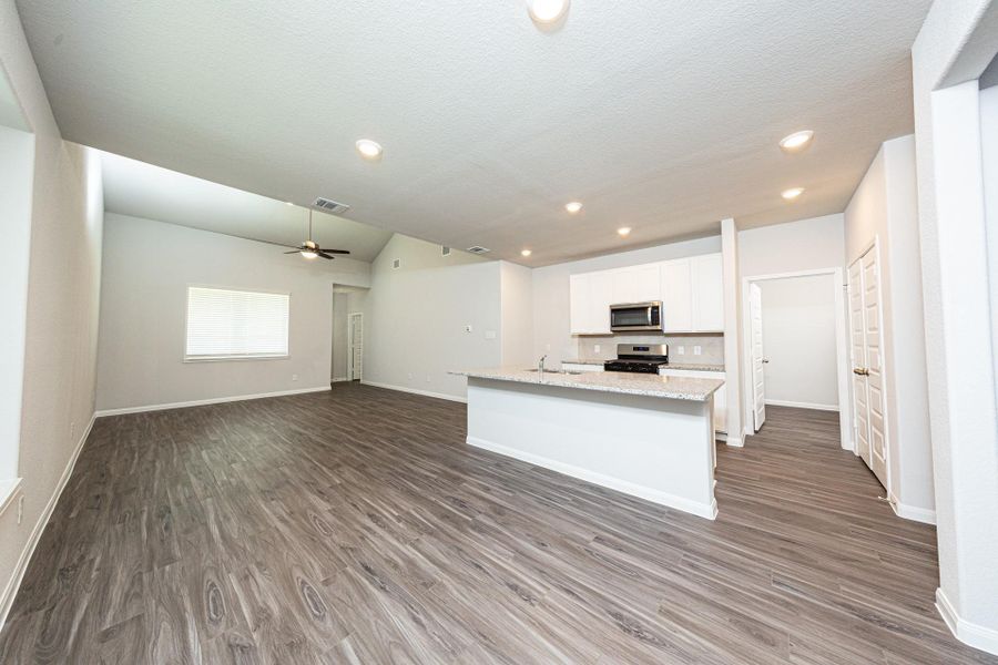 Spacious, unfurnished interior of a new home in River's Edge, Conroe (Image 17).