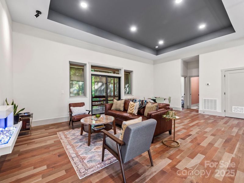 11 ft tray ceiling in living/dining area