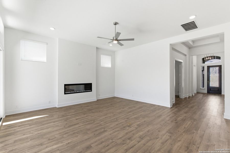 Spacious, unfurnished interior of a new home in Mesa Western, Cibolo (Image 36).