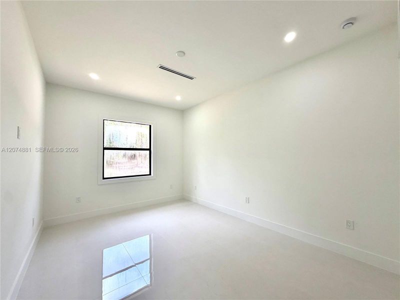 Spacious, unfurnished interior of a new home in , Naples (Image 33).