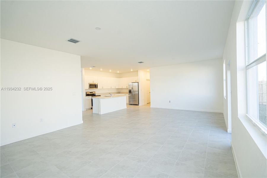 Spacious, unfurnished interior of a new home in Acacia Groves, Miami (Image 29).