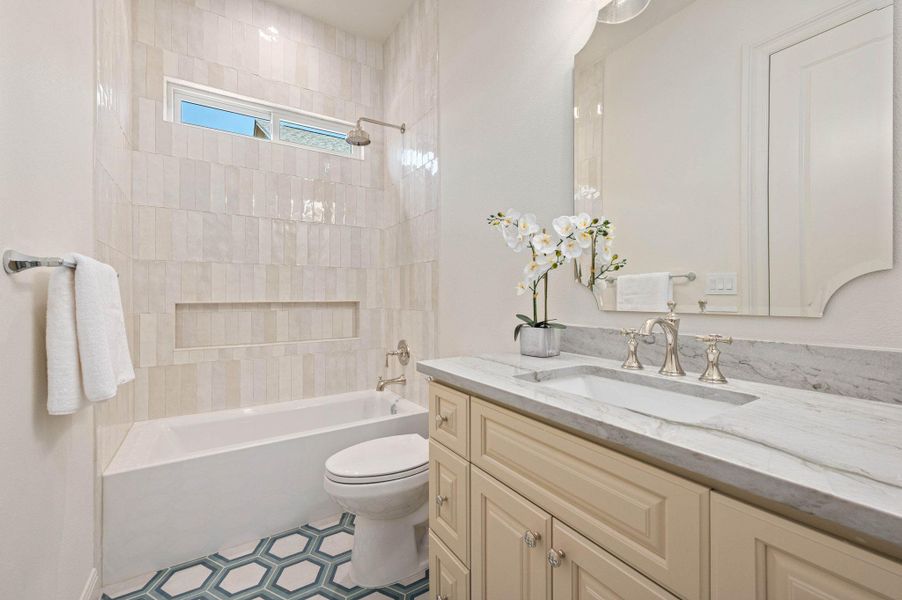 Bathroom with washtub / shower combination and vanity