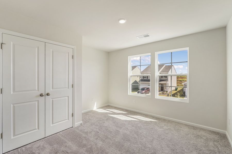 Spacious, unfurnished interior of a new home in Richmond Hill, Inman (Image 21).