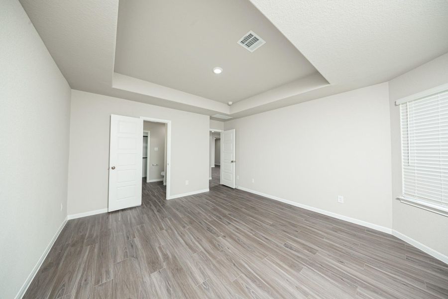 Spacious, unfurnished interior of a new home in Mackenzie Creek, Conroe (Image 11).