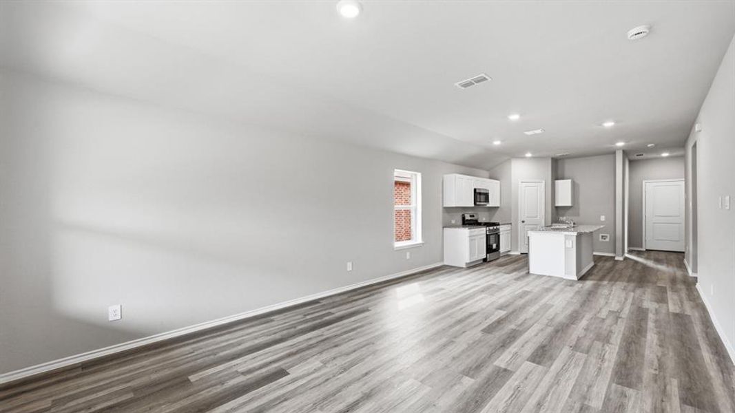 Spacious, unfurnished interior of a new home in Hickory Grove, Krum (Image 31).
