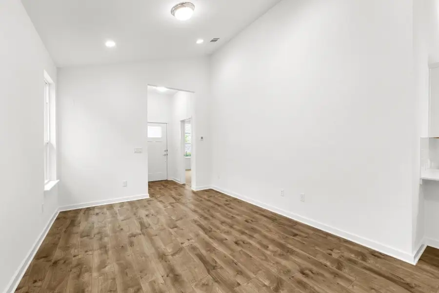 Spacious, unfurnished interior of a new home in , Buda (Image 10).