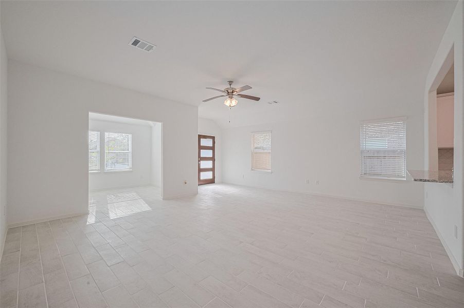 Spacious, unfurnished interior of a new home in Lago Mar, Texas City (Image 21).