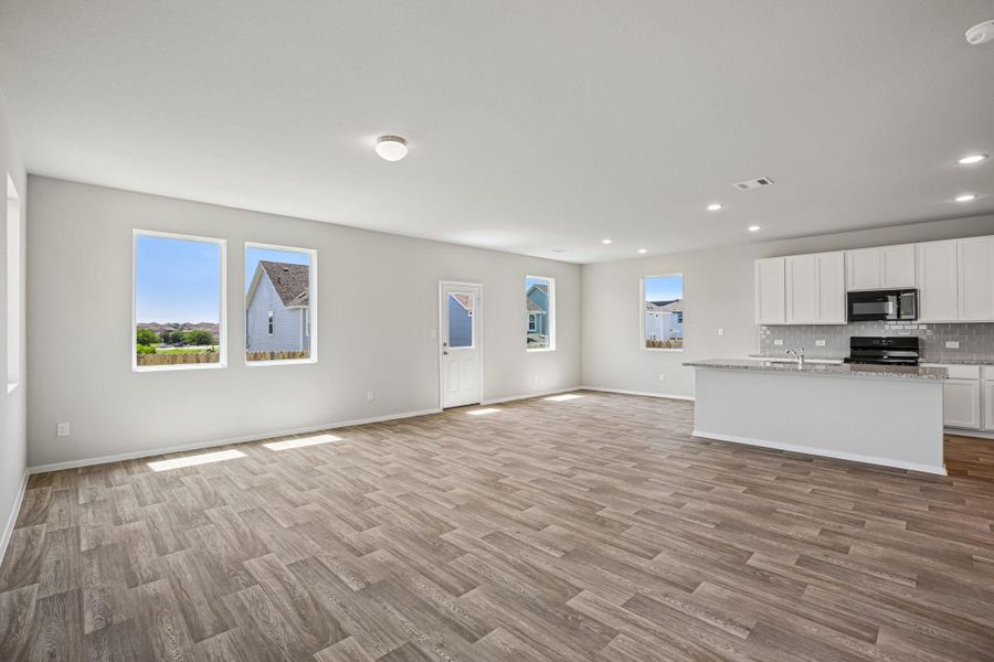 Spacious, unfurnished interior of a new home in Edgebrooke, Pflugerville (Image 28).