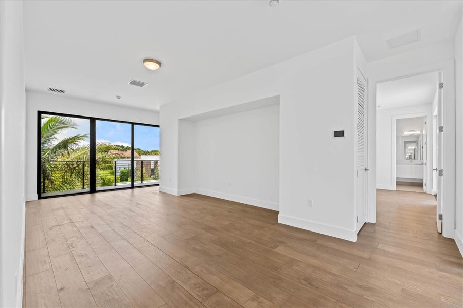 Spacious, unfurnished interior of a new home in , Weston (Image 66).