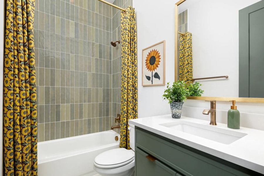 Davis Full Bathroom