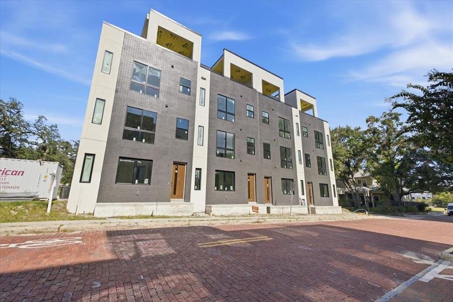Condo located in Tampa, FL showcasing its design and architecture (Image 3).
