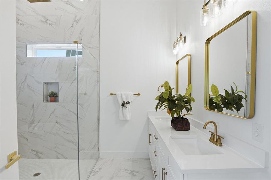 Main primary en-suite bathroom