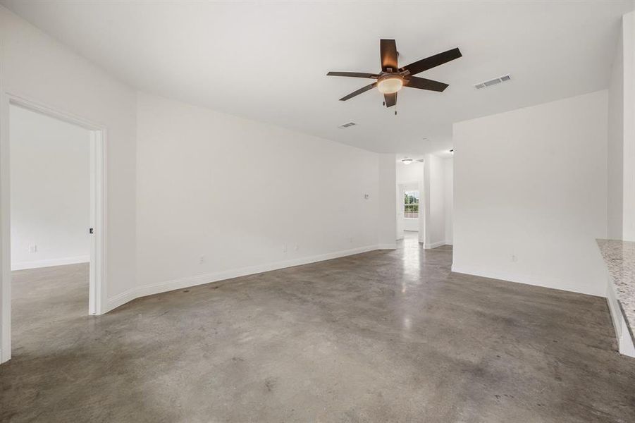 Spacious, unfurnished interior of a new home in , Weatherford (Image 20).
