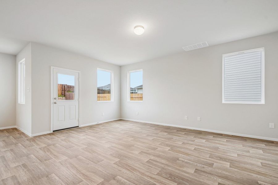 Spacious, unfurnished interior of a new home in Hymeadow, San Marcos (Image 14).