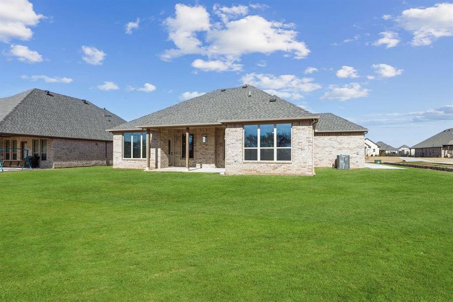 Exterior details and patio area of a home in Joshua Meadows, Joshua (Image 4).