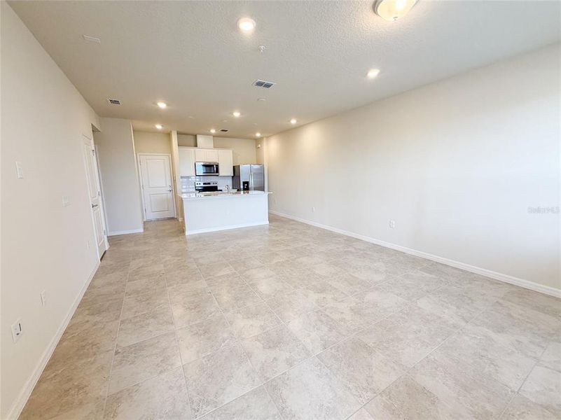 Spacious, unfurnished interior of a new home in , Orlando (Image 14).