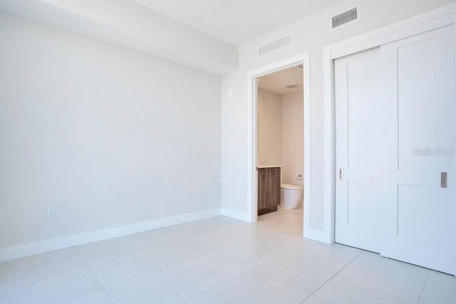Spacious, unfurnished interior of a new home in , St. Petersburg (Image 55).