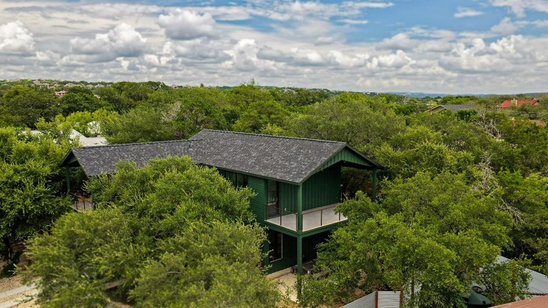 Perched amidst a canopy of trees, this distinctive residence blends harmoniously with its verdant surroundings. Perched amidst a canopy of trees, this distinctive residence blends harmoniously with its verdant surroundings.