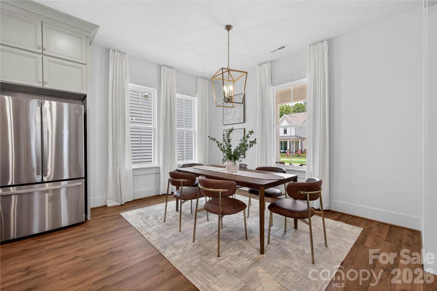 Wonderful spacious dining area perfect for entertaining. Wonderful spacious dining area perfect for entertaining.