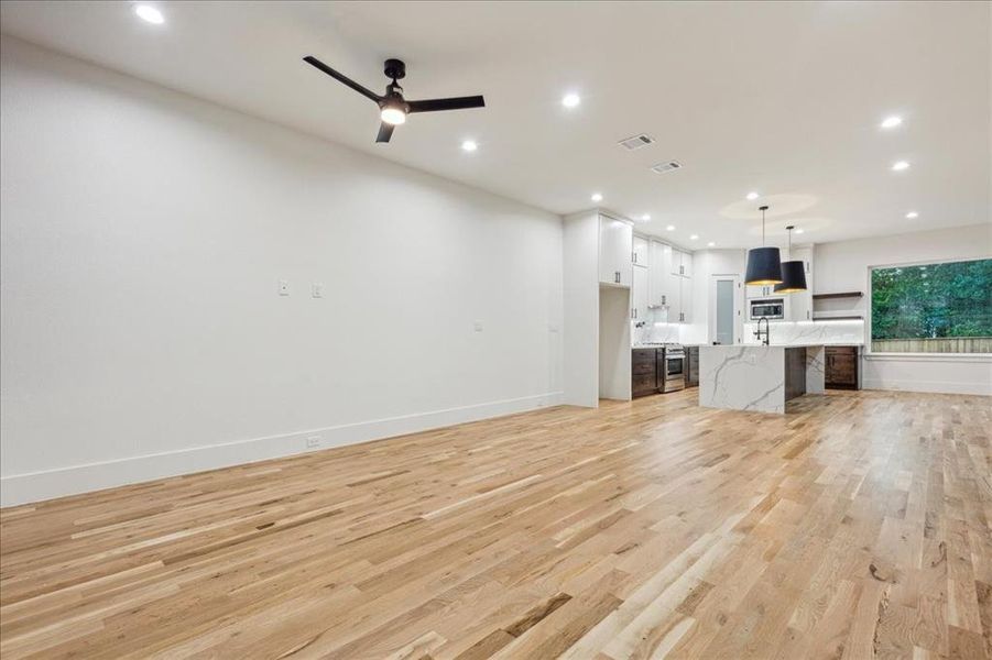 Spacious, unfurnished interior of a new home in , Dallas (Image 11).