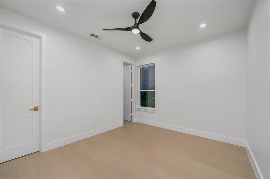 Spacious, unfurnished interior of a new home in , Dallas (Image 24).