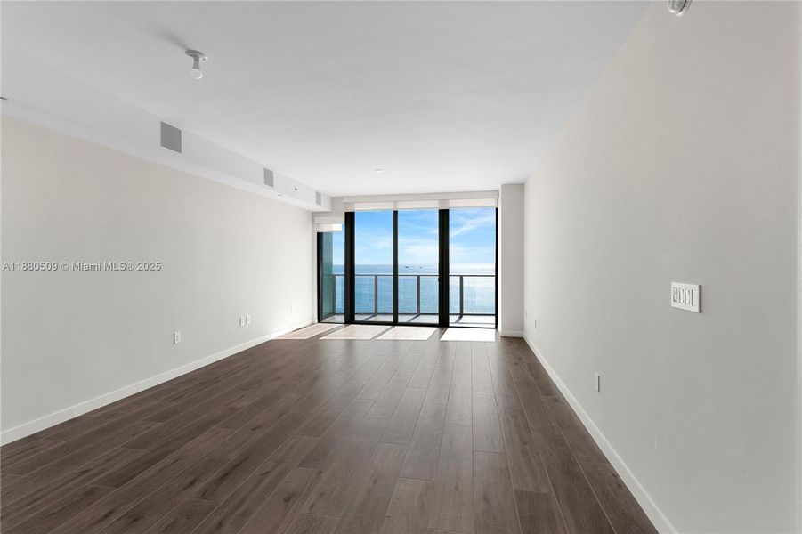 Spacious, unfurnished interior of a new home in , Pompano Beach (Image 49).