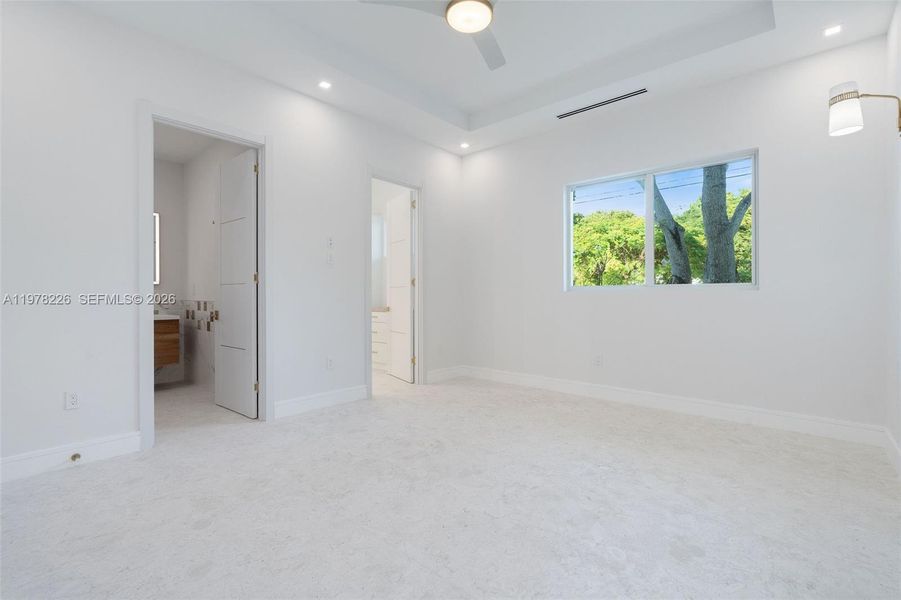 Spacious, unfurnished interior of a new home in , Islamorada, Village of Islands (Image 78).