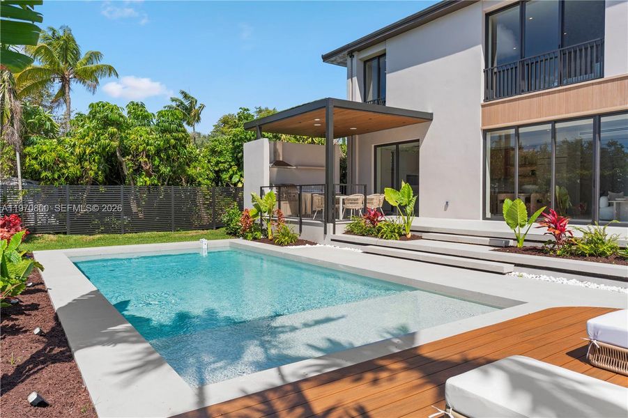 Exterior details and patio area of a home in , Miami (Image 38).