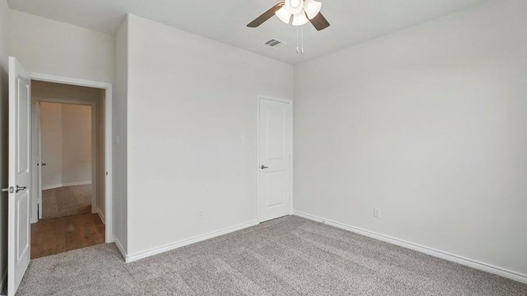 Neutral wall paint with textured carpeting