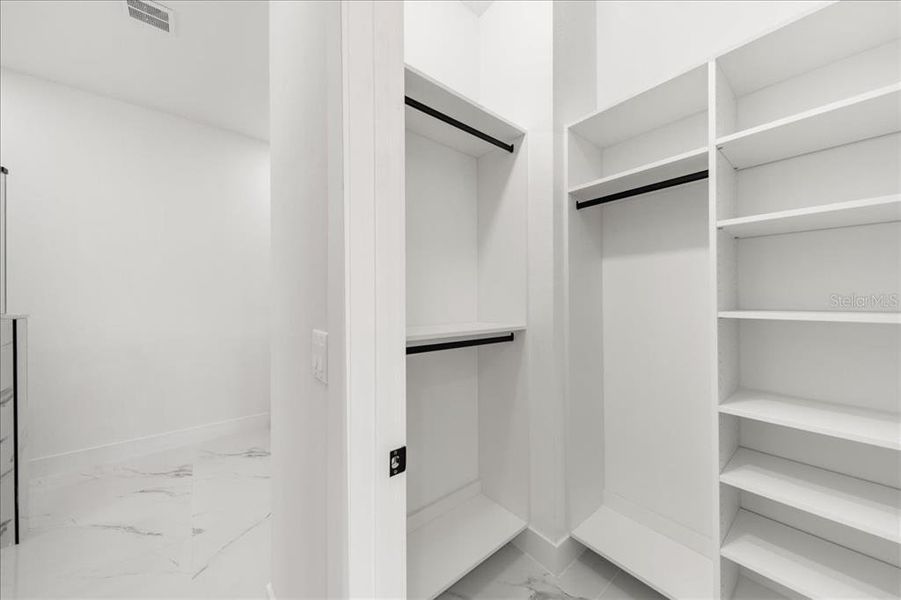 Spacious, unfurnished interior of a new home in , Cape Coral (Image 18).