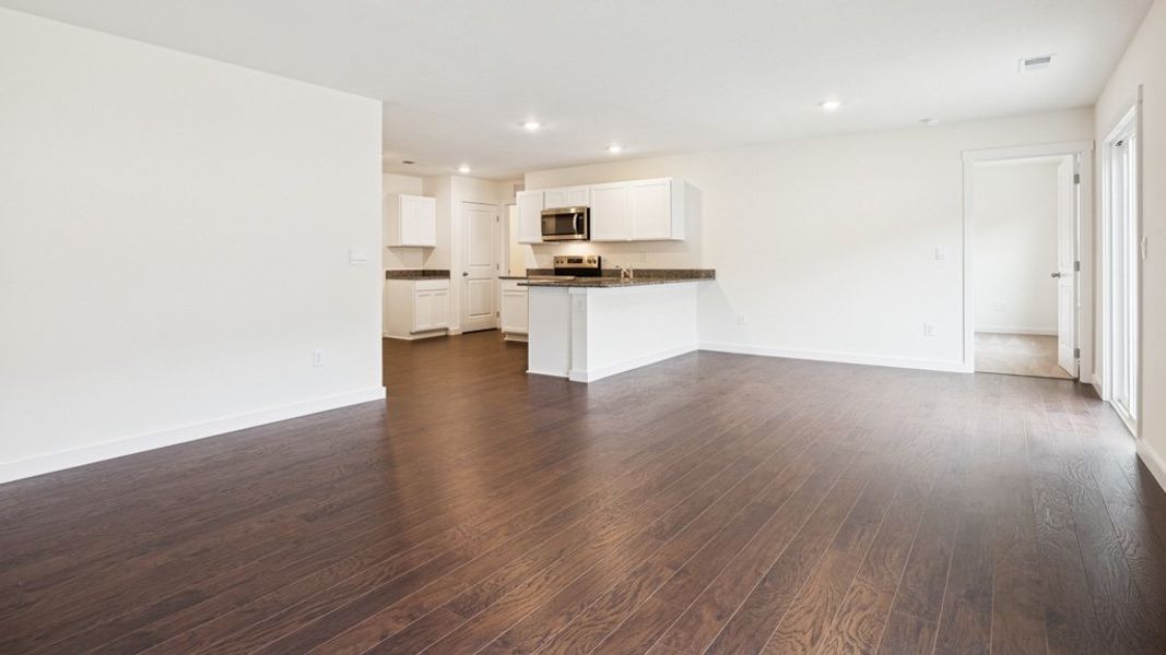 Spacious, unfurnished interior of a new home in Emory Creek, Harriman (Image 9).