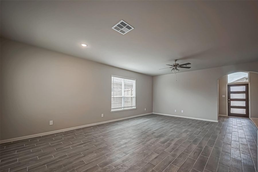 Spacious, unfurnished interior of a new home in Lago Mar, Texas City (Image 29).