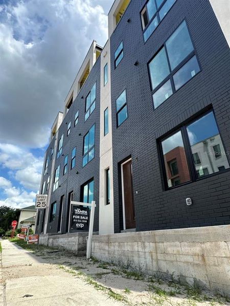 Condo located in Tampa, FL showcasing its design and architecture (Image 8).