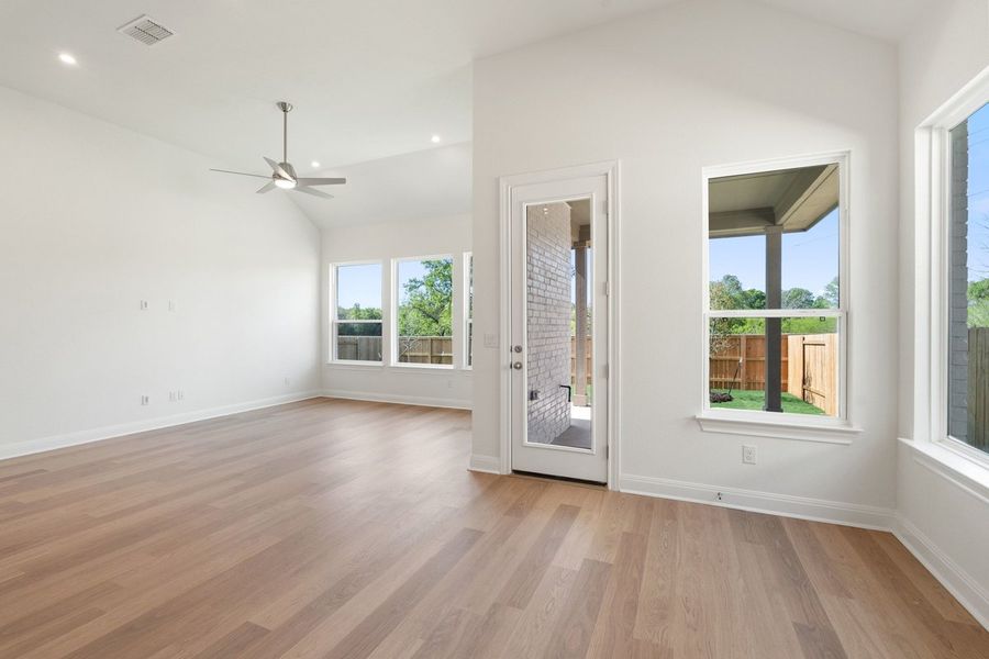 Spacious, unfurnished interior of a new home in Persimmon, Buda (Image 36).