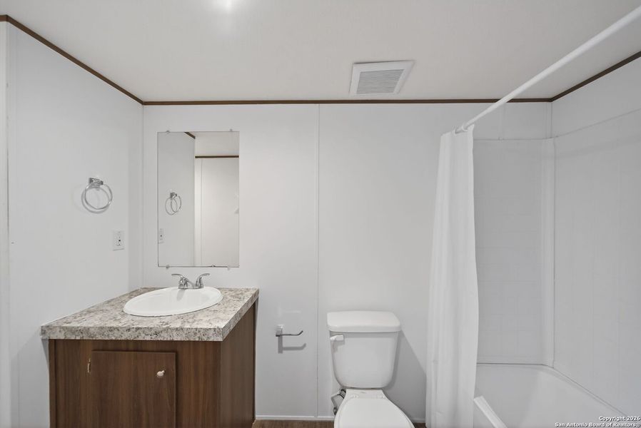 Furnished interior view inside a new home in , Bandera (Image 9).