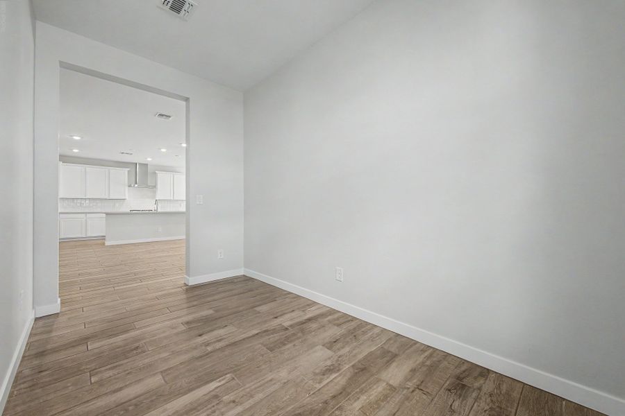 Spacious, unfurnished interior of a new home in Citrus Park, Goodyear (Image 9).