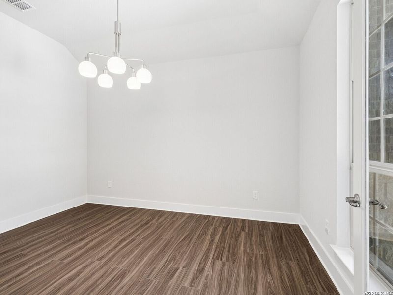 Spacious, unfurnished interior of a new home in Cibolo Crossing, Universal City (Image 18).